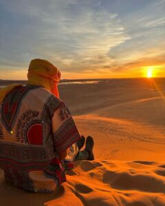 Vous cherchez une aventure hors du commun ? Ne cherchez pas plus loin que l'excursion au Sahara Sud Tunisien ! Cette expérience inoubliable vous plongera au cœur des paysages spectaculaires du désert, où vous découvrirez la beauté naturelle et la richesse culturelle de cette région fascinante. Explorez les Dunes de Sable L'un des points forts de l'excursion est l'exploration des majestueuses dunes de sable du Sahara. Avec ses vastes étendues de sable doré qui s'étendent à perte de vue, le désert offre un spectacle à couper le souffle. Vous aurez l'occasion de vous aventurer à travers les dunes lors de passionnantes balades en 4x4 ou à dos de chameau, offrant une perspective unique sur ce paysage époustouflant. Vivez une Nuit Sous les Étoiles Imaginez-vous en train de vous détendre sous un ciel étoilé éclatant, loin de l'agitation de la vie quotidienne. L'excursion au Sahara Sud Tunisien vous offre la chance de passer une nuit inoubliable dans un campement berbère traditionnel. Vous serez émerveillé par la tranquillité et la beauté de la nuit désertique, et vous aurez l'opportunité d'admirer les étoiles scintillantes dans un silence absolu. Plongez dans la Culture Locale L'excursion ne se limite pas seulement à l'exploration des paysages naturels époustouflants, mais vous permet également de découvrir la riche culture et l'hospitalité chaleureuse des habitants du désert. Vous aurez l'occasion de rencontrer des tribus nomades berbères, d'apprendre leur mode de vie traditionnel et de déguster des plats locaux délicieux préparés avec des ingrédients frais et authentiques. Profitez d'Aventures Inoubliables Que vous soyez amateur de sensations fortes ou que vous préfériez prendre votre temps pour savourer chaque moment, l'excursion au Sahara Sud Tunisien offre une variété d'activités pour tous les goûts. Des balades en quad à travers les dunes aux promenades relaxantes à dos de chameau, en passant par des sessions de sandboarding palpitantes, il y a toujours quelque chose d'excitant à faire dans le désert. Conclusion L'excursion au Sahara Sud Tunisien promet une aventure inoubliable qui vous transportera dans un monde de beauté naturelle, de tranquillité et de découverte culturelle. Que vous soyez un passionné de plein air ou simplement en quête d'une expérience unique, cette escapade au cœur du désert tunisien vous laissera des souvenirs impérissables pour les années à venir.