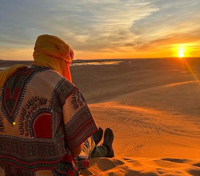 Vous cherchez une aventure hors du commun ? Ne cherchez pas plus loin que l'excursion au Sahara Sud Tunisien ! Cette expérience inoubliable vous plongera au cœur des paysages spectaculaires du désert, où vous découvrirez la beauté naturelle et la richesse culturelle de cette région fascinante. Explorez les Dunes de Sable L'un des points forts de l'excursion est l'exploration des majestueuses dunes de sable du Sahara. Avec ses vastes étendues de sable doré qui s'étendent à perte de vue, le désert offre un spectacle à couper le souffle. Vous aurez l'occasion de vous aventurer à travers les dunes lors de passionnantes balades en 4x4 ou à dos de chameau, offrant une perspective unique sur ce paysage époustouflant. Vivez une Nuit Sous les Étoiles Imaginez-vous en train de vous détendre sous un ciel étoilé éclatant, loin de l'agitation de la vie quotidienne. L'excursion au Sahara Sud Tunisien vous offre la chance de passer une nuit inoubliable dans un campement berbère traditionnel. Vous serez émerveillé par la tranquillité et la beauté de la nuit désertique, et vous aurez l'opportunité d'admirer les étoiles scintillantes dans un silence absolu. Plongez dans la Culture Locale L'excursion ne se limite pas seulement à l'exploration des paysages naturels époustouflants, mais vous permet également de découvrir la riche culture et l'hospitalité chaleureuse des habitants du désert. Vous aurez l'occasion de rencontrer des tribus nomades berbères, d'apprendre leur mode de vie traditionnel et de déguster des plats locaux délicieux préparés avec des ingrédients frais et authentiques. Profitez d'Aventures Inoubliables Que vous soyez amateur de sensations fortes ou que vous préfériez prendre votre temps pour savourer chaque moment, l'excursion au Sahara Sud Tunisien offre une variété d'activités pour tous les goûts. Des balades en quad à travers les dunes aux promenades relaxantes à dos de chameau, en passant par des sessions de sandboarding palpitantes, il y a toujours quelque chose d'excitant à faire dans le désert. Conclusion L'excursion au Sahara Sud Tunisien promet une aventure inoubliable qui vous transportera dans un monde de beauté naturelle, de tranquillité et de découverte culturelle. Que vous soyez un passionné de plein air ou simplement en quête d'une expérience unique, cette escapade au cœur du désert tunisien vous laissera des souvenirs impérissables pour les années à venir.
