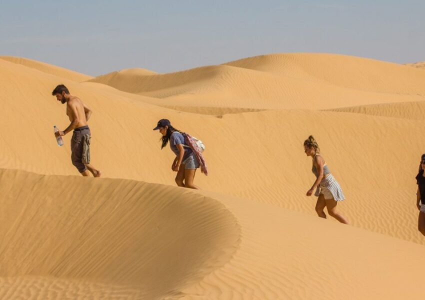 Vous rêvez d'une aventure inoubliable dans les étendues infinies du Sahara tunisien ? Vous êtes au bon endroit ! Notre entreprise vous propose une excursion unique pour explorer les merveilles de ce désert mythique. Plongez-vous dans une expérience hors du commun et laissez-vous séduire par la beauté sauvage et majestueuse du Sahara. Explorer les paysages à couper le souffle Lors de notre excursion Sahara en Tunisie, vous aurez l'opportunité de découvrir des paysages à couper le souffle. Des dunes de sable doré s'étendent à perte de vue, offrant un spectacle époustouflant au lever et au coucher du soleil. Vous serez émerveillé par la beauté brute et la tranquillité qui règnent dans cet environnement désertique. Rencontrer les habitants nomades Une des expériences les plus enrichissantes de notre excursion est la rencontre avec les habitants nomades du Sahara. Vous aurez l'occasion de découvrir leur mode de vie traditionnel, leur culture fascinante et leurs coutumes ancestrales. C'est une expérience authentique et enrichissante qui vous permettra de mieux comprendre la vie dans le désert. Déguster une cuisine savoureuse Lors de votre excursion, vous aurez également l'occasion de déguster une cuisine savoureuse et authentique préparée par nos guides locaux. Vous pourrez goûter à des plats traditionnels tunisiens préparés avec des ingrédients frais et locaux. C'est une expérience gastronomique à ne pas manquer ! Profiter d'activités passionnantes Outre l'exploration des paysages et la rencontre avec les habitants, notre excursion Sahara en Tunisie offre également une multitude d'activités passionnantes. Que vous soyez amateur de trekking, de balades à dos de chameau ou de soirées sous les étoiles, vous trouverez votre bonheur lors de cette aventure inoubliable. Réserver dès maintenant votre excursion Sahara en Tunisie Ne manquez pas l'opportunité de vivre une expérience inoubliable au cœur du Sahara tunisien. Réservez dès maintenant votre excursion avec notre entreprise et préparez-vous à vivre des moments magiques et inoubliables dans l'un des déserts les plus spectaculaires au monde. Laissez-vous transporter par la beauté sauvage et la grandeur du Sahara et créez des souvenirs qui resteront gravés dans votre mémoire pour toujours.