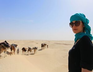 Si vous cherchez une aventure inoubliable et une expérience immersive dans le cœur du désert, une excursion dans le Sahara tunisien est exactement ce qu'il vous faut. Imaginez-vous traverser des dunes de sable doré, explorer des oasis cachées, passer des nuits sous les étoiles scintillantes et découvrir la culture fascinante des nomades du désert. Dans cet article, nous allons vous emmener dans un voyage virtuel à travers les paysages spectaculaires et les trésors cachés du Sahara tunisien. Plongez au cœur du Sahara Lorsque vous partez en excursion dans le Sahara tunisien, vous vous lancez dans une aventure authentique au cœur d'un paysage à couper le souffle. Imaginez-vous conduire à travers des étendues infinies de dunes de sable qui s'étendent à perte de vue, avec le soleil chaud sur votre peau et le vent du désert qui souffle doucement. Chaque virage révèle de nouveaux panoramas à couper le souffle, des formations rocheuses sculptées par le temps aux oasis verdoyantes nichées au creux des vallées. Rencontrez les habitants du désert L'un des aspects les plus fascinants d'une excursion dans le Sahara tunisien est la possibilité de rencontrer les habitants locaux, les nomades du désert. Ces nomades ont une connaissance profonde du désert et de ses secrets, et ils vous accueilleront chaleureusement dans leur mode de vie traditionnel. Vous aurez l'occasion de partager un repas avec eux, d'écouter leurs récits fascinants et même d'apprendre quelques mots de leur langue. Explorez des oasis cachées Le Sahara tunisien regorge de trésors cachés, y compris des oasis luxuriantes qui offrent un contraste frappant avec le paysage désertique environnant. En explorant ces oasis, vous découvrirez des sources d'eau cristalline, des palmiers majestueux et une flore et une faune uniques qui ont réussi à s'adapter à des conditions extrêmes. C'est l'endroit idéal pour faire une pause et vous rafraîchir après une journée d'aventure dans le désert. Nuits sous les étoiles Une des expériences les plus mémorables d'une excursion dans le Sahara tunisien est de passer une nuit sous les étoiles scintillantes du désert. Alors que le soleil se couche à l'horizon, le ciel s'embrase de couleurs spectaculaires avant de s'assombrir pour révéler un tapis étincelant d'étoiles. Installez-vous autour du feu de camp, écoutez les histoires des guides bédouins et laissez-vous emporter par la magie du désert de nuit. Conclusion En conclusion, une excursion dans le Sahara tunisien promet une aventure inoubliable à ceux qui osent s'aventurer dans ses étendues sauvages et mystérieuses. Des dunes de sable infinies aux oasis cachées, en passant par les rencontres avec les habitants du désert et les nuits sous les étoiles, chaque moment de cette expérience est imprégné de magie et d'émerveillement. Alors préparez-vous à vivre une aventure que vous n'oublierez jamais dans le Sahara tunisien.