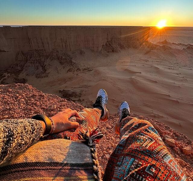 Vous êtes à la recherche d'une aventure unique et mémorable dans le Sahara tunisien ? Ne cherchez pas plus loin ! Notre excursion Sahara Sud Tunisien vous emmène dans un voyage inoubliable à travers les paysages époustouflants, les oasis cachées et les traditions ancestrales de cette région fascinante. Rejoignez-nous pour une expérience authentique qui vous laissera des souvenirs impérissables. Explorer les Dunes de sable doré L'une des expériences les plus emblématiques de notre excursion est l'exploration des majestueuses dunes de sable doré du Sahara. Imaginez-vous marchant sur les vastes étendues de sable, le soleil chaud sur votre peau et le vent soufflant doucement à travers les dunes. C'est une expérience sensorielle incomparable qui vous connecte profondément avec la nature et vous laisse émerveillé par sa beauté brute. Rencontrer les Nomades du Désert Au cours de notre voyage, vous aurez l'opportunité unique de rencontrer les nomades du désert, qui ont habité cette région depuis des générations. Leur mode de vie traditionnel, en harmonie avec les éléments naturels, est une leçon d'humilité et de résilience. Vous aurez l'occasion de partager un thé avec eux, d'écouter leurs histoires fascinantes et d'en apprendre davantage sur leurs coutumes séculaires. Découvrir les Oasis Cachées Les oasis cachées du Sahara sont de véritables joyaux dissimulés dans le désert aride. Lors de notre excursion, nous vous emmènerons explorer ces havres de verdure, où la vie foisonne malgré les conditions extrêmes. Vous pourrez vous rafraîchir dans les eaux cristallines des oasis, vous promener parmi les palmiers luxuriants et observer la faune et la flore uniques qui habitent ces oasis préservées. Savourer la Cuisine Traditionnelle du Sahara Un aspect essentiel de toute expérience de voyage est la découverte de la cuisine locale. Lors de notre excursion, vous aurez l'occasion de déguster une délicieuse cuisine traditionnelle du Sahara, préparée avec des ingrédients locaux frais et des recettes transmises de génération en génération. Goûtez aux saveurs authentiques de la région et laissez-vous séduire par la générosité de la cuisine saharienne. Se Connecter avec la Culture Locale En plus de découvrir les paysages époustouflants et la cuisine délicieuse, notre excursion vous offre également l'opportunité de vous immerger dans la culture locale du Sahara. Des soirées sous les étoiles en écoutant de la musique traditionnelle au marché local où vous pourrez acheter des souvenirs artisanaux uniques, vous vivrez des moments authentiques qui vous permettront de mieux comprendre et apprécier la vie dans le désert. Ne manquez pas cette occasion unique de découvrir la beauté et la richesse culturelle du Sahara Sud Tunisien. Rejoignez-nous pour une aventure inoubliable qui vous laissera des souvenirs impérissables.